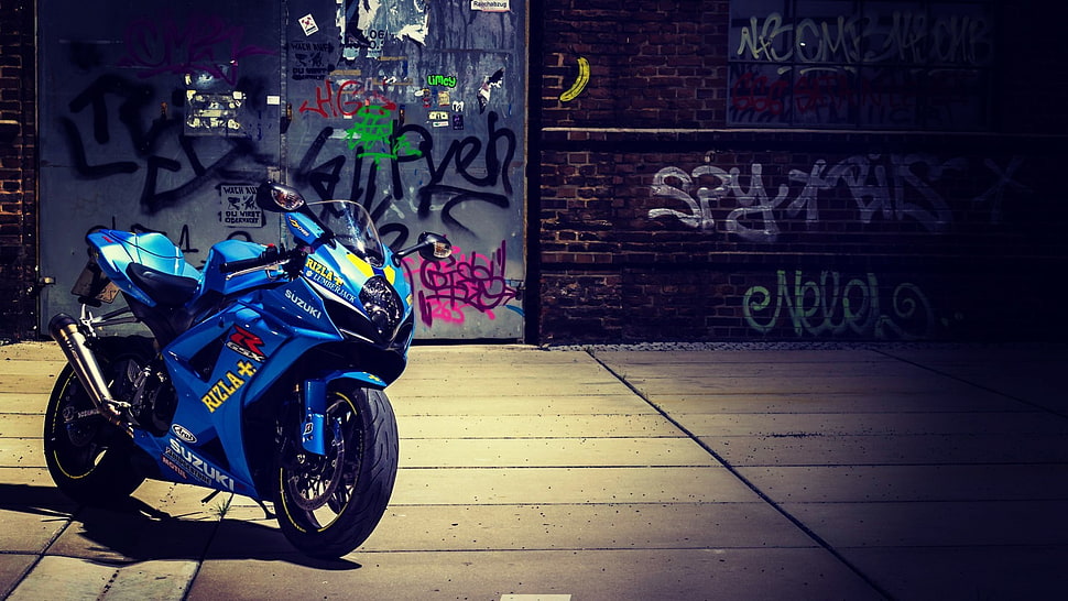 photography of blue Suzuki GSXR sports bike HD wallpaper