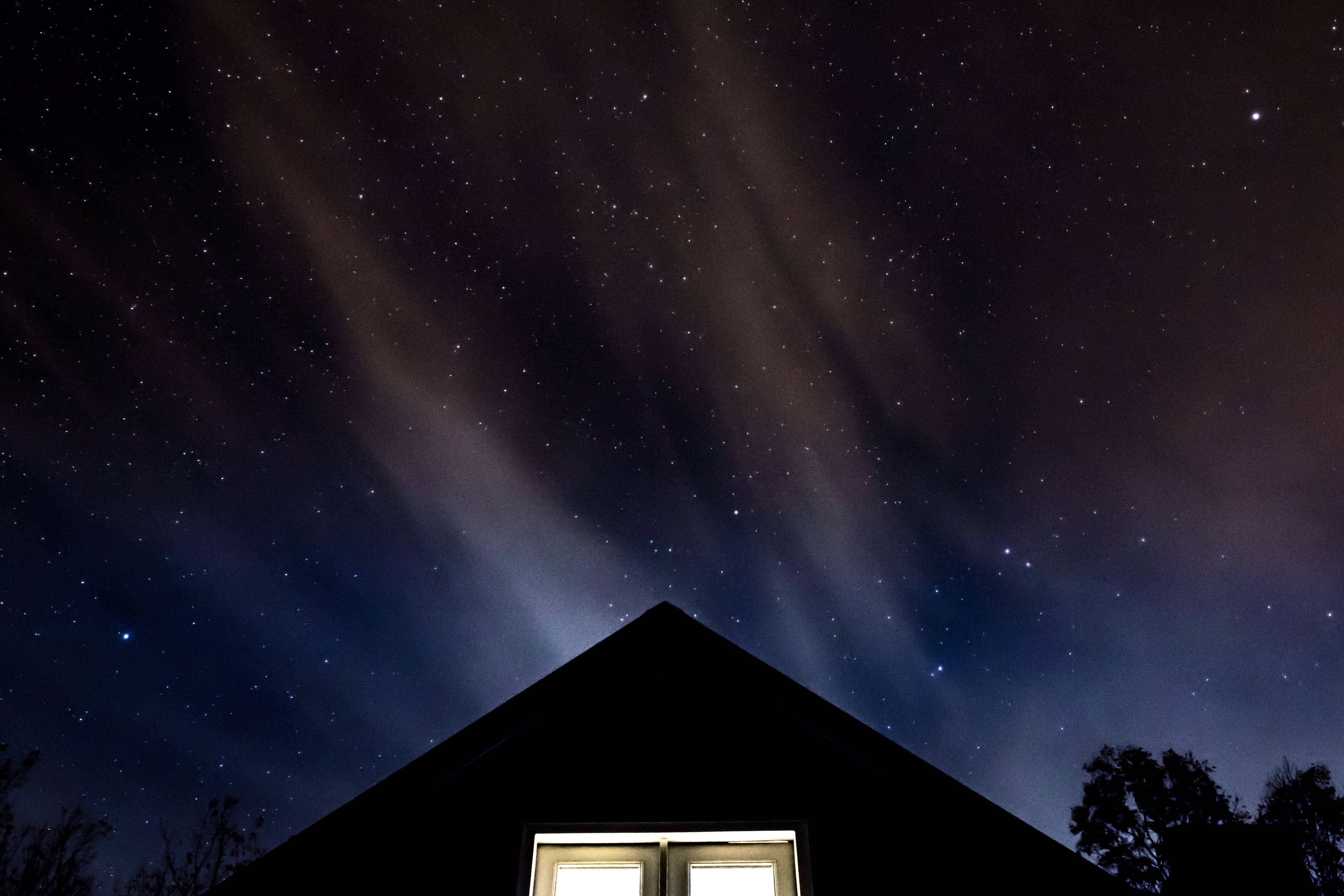 Звездное небо домой. Звезды над домом. Звезды над крышами домов. Ночное небо над домами. Звездное небо.