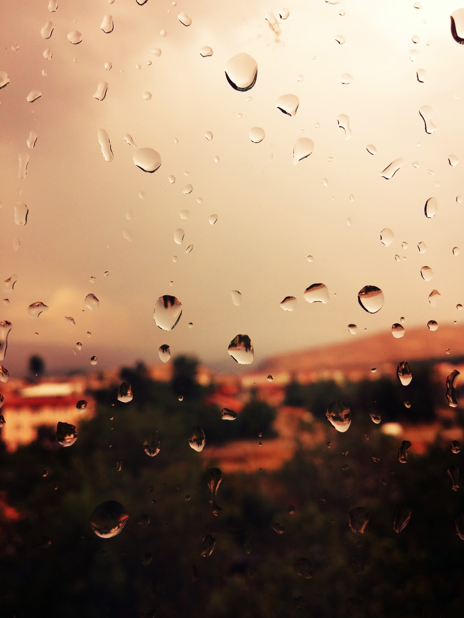 Картинка капли дождя. Капли на стекле. Капли дождя. Капли дождя на стекле. Мокрое стекло.