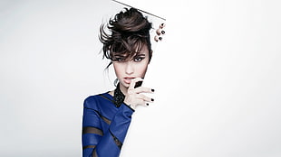 woman wearing blue long-sleeved shirt HD wallpaper
