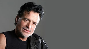 man wearing black crew-neck sleeveless top