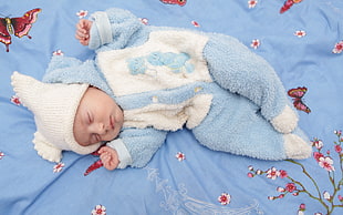 baby lying on cloth HD wallpaper