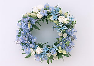 green, white, and blue petaled wreath