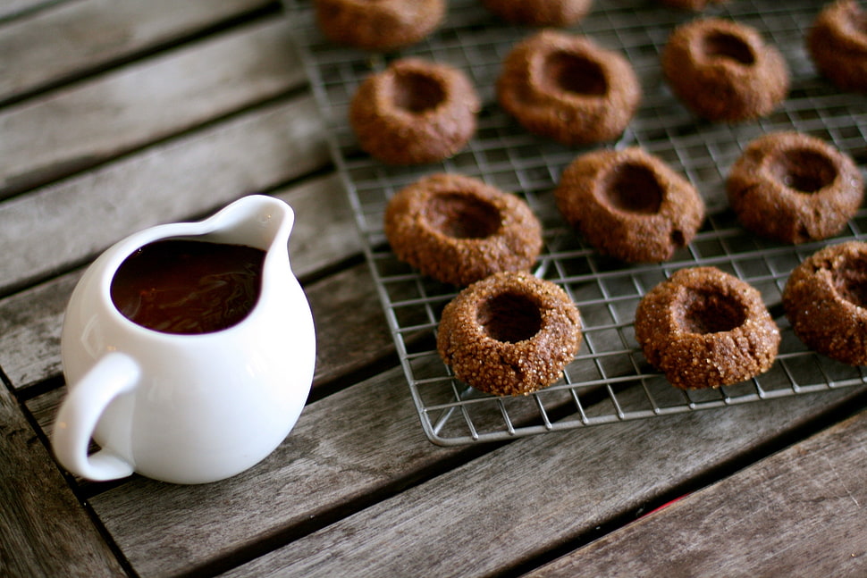 round chocolate pastries HD wallpaper