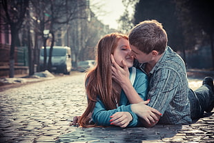 couple on street kissing during daytime HD wallpaper
