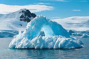 iceberg on body of water HD wallpaper