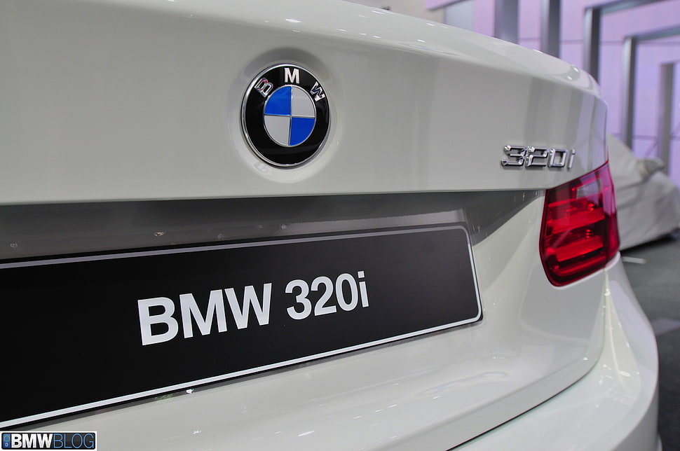 white BMW 320i HD wallpaper