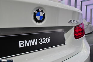 white BMW 320i HD wallpaper