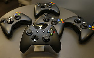 Xbox One and four Xbox 360 controllers, controllers, Xbox, Xbox 360, video games HD wallpaper