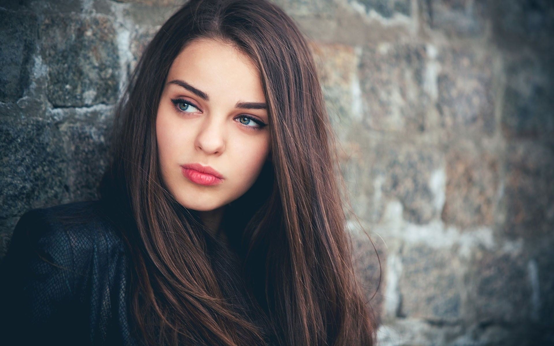 woman wearing black top