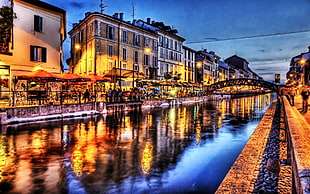 canal between city streets during nighttime HD wallpaper