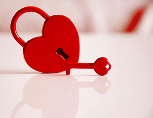 hear shape red padlock with key shallow capture HD wallpaper