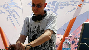 man playing terminal mixer wearing headphones HD wallpaper