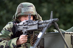 soldier holding M60 automatic machine gun while aiming HD wallpaper