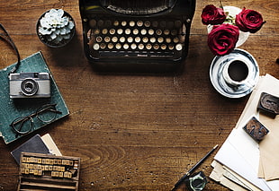 black typewriter in brown wooden table HD wallpaper