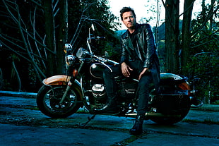 man sitting on cruiser motorcycle HD wallpaper