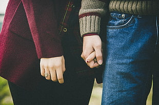 woman and man holding hands HD wallpaper