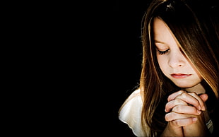 girl praying while closed eyes HD wallpaper