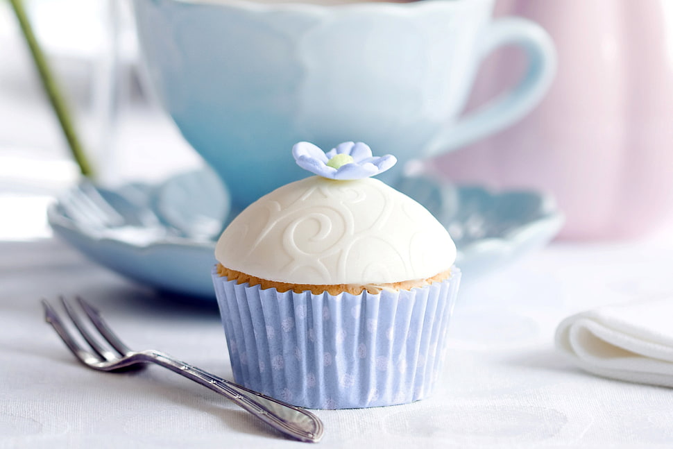 white and brown cupcake HD wallpaper