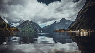 body of water beside small islands HD wallpaper