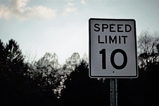 speed limit 10 signboard
