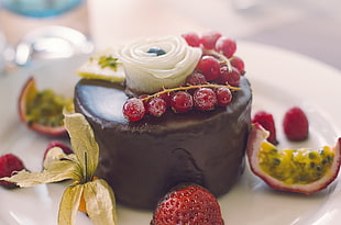 round chocolate pomegranate cake HD wallpaper