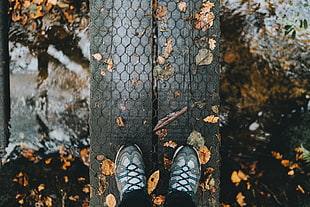 pair of gray running shoes HD wallpaper