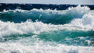 seawave during daytime