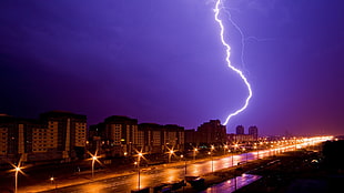 Lightning struck a city HD wallpaper