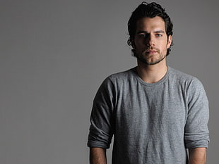 man in gray crew-neck shirt