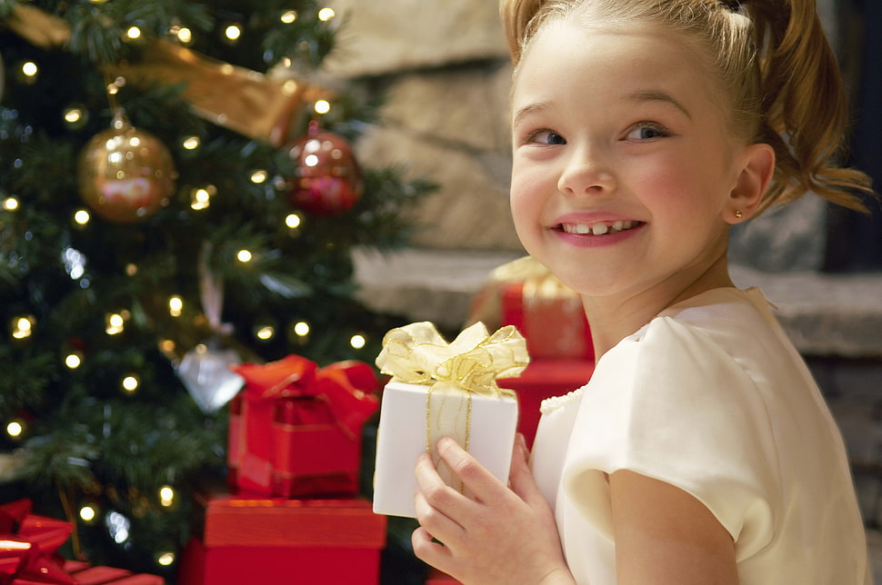 girl wear white shirt and hold white gift box while smile HD wallpaper