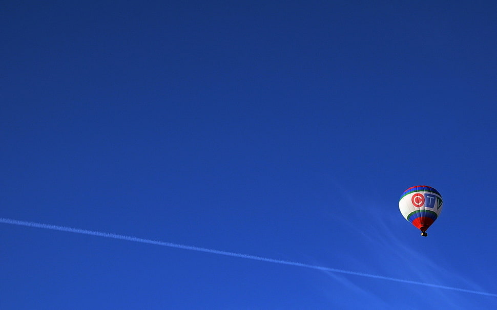 Hot Air Balloon under the blue sky HD wallpaper