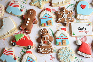 baked Christmas-theme cookies HD wallpaper