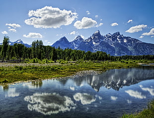 landscape photo of body of water and mountain at daytime