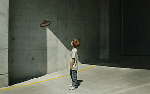 boy in white shirt staring at wall painting, Banksy, children, urban, artwork