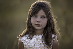 selective focus photography of brunette-haired girl