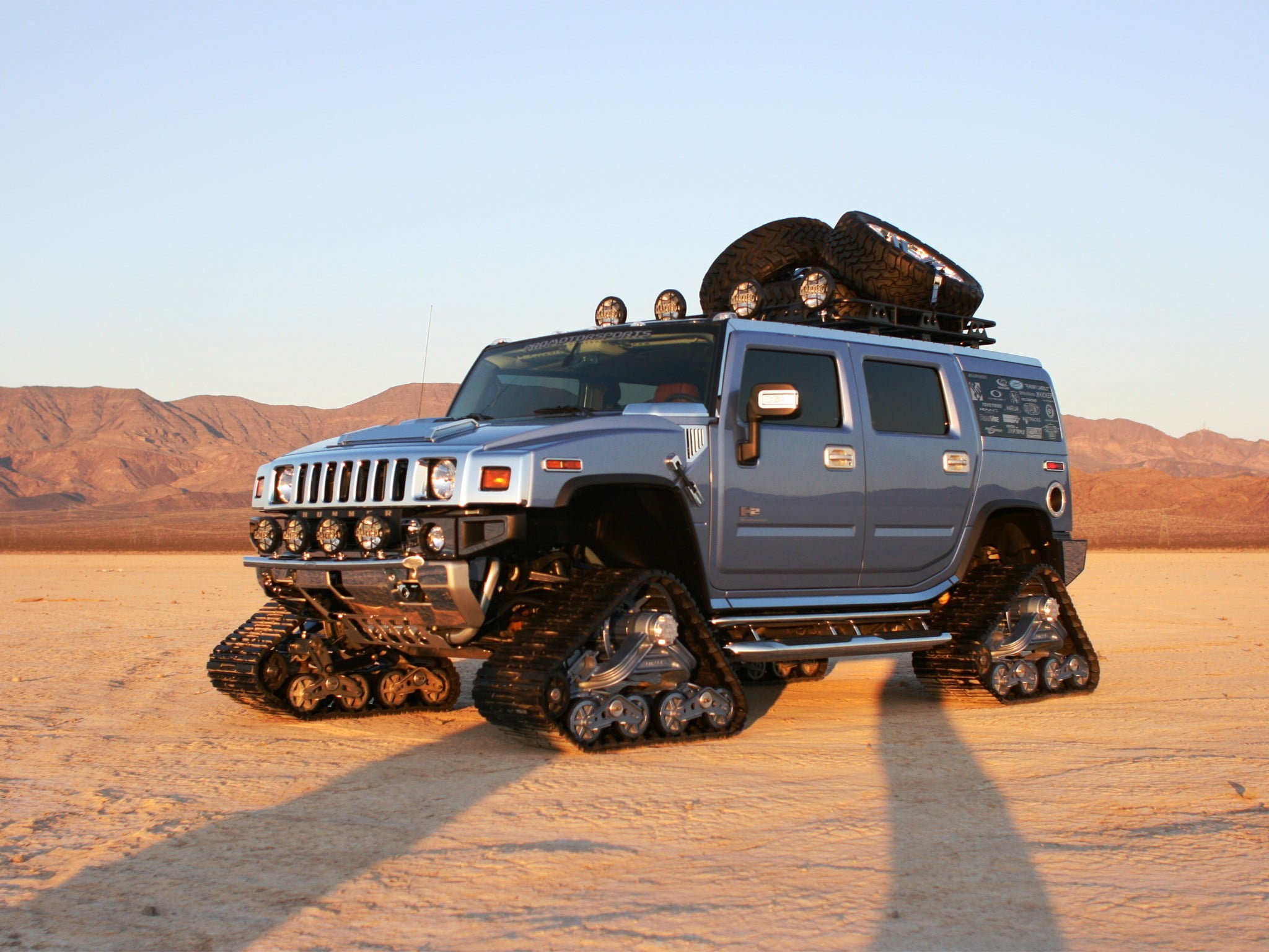 Включи машину джип. Hummer h3t. Hummer h2 на гусеницах. Jeep Хаммер. Хаммер h2 джип.