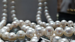 two white pearl necklaces on focus photography