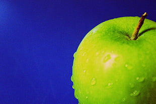green apple, apples, blue background, fruit, water drops HD wallpaper