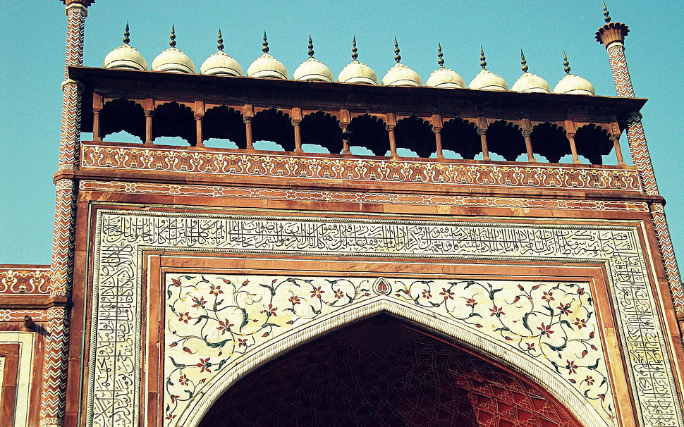 white and brown mosque arch gate HD wallpaper