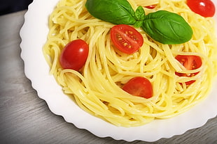 spaghetti pasta on white ceramic plaete HD wallpaper