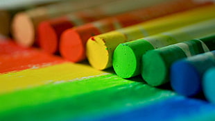 inline assorted color crayons in closeup photo HD wallpaper