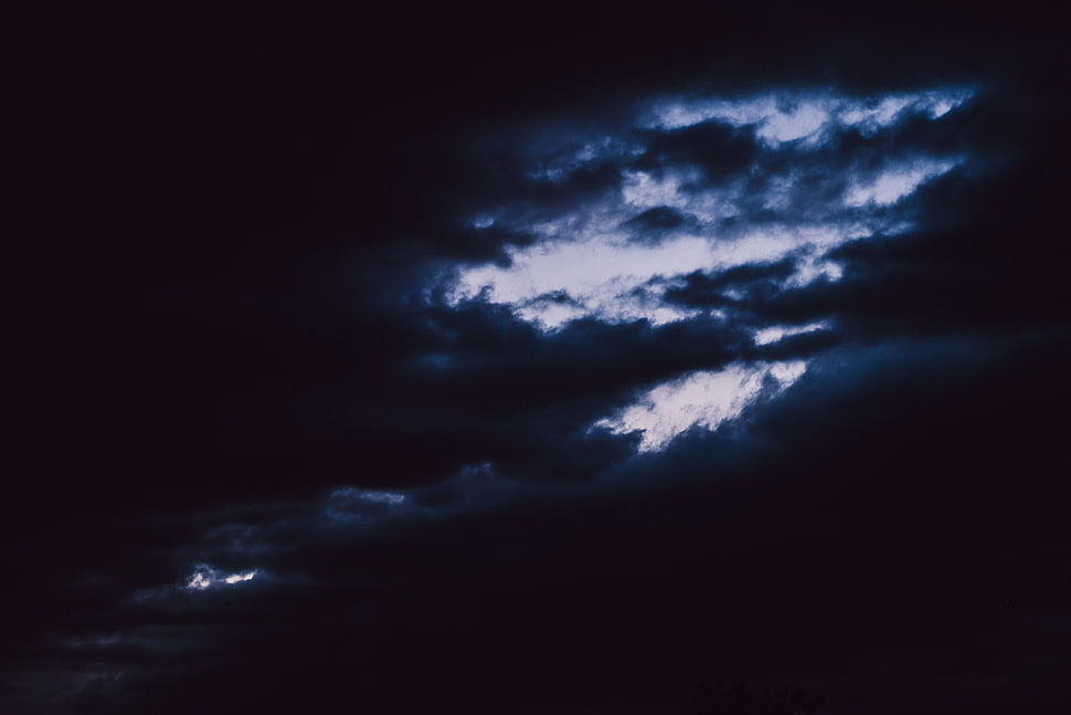 dark clouds covering sunlight HD wallpaper
