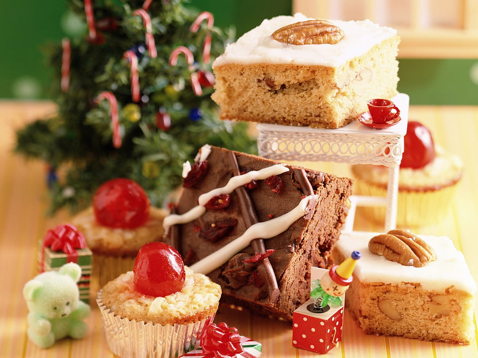 brownie and cupcake top with cherry HD wallpaper