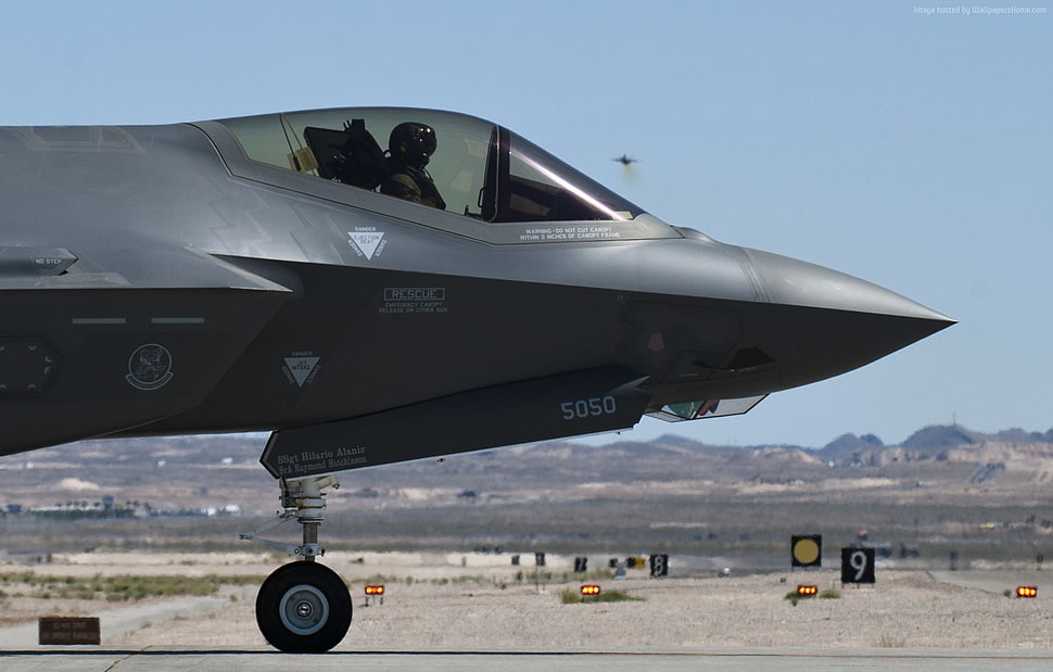 black fighter jet under sunny sky HD wallpaper