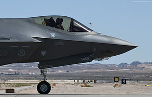 black fighter jet under sunny sky HD wallpaper