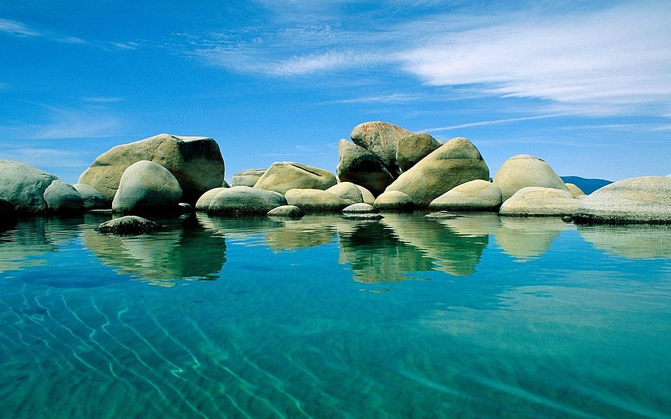 landscape photo of blue body of water HD wallpaper