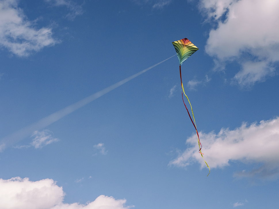 green and red kite HD wallpaper