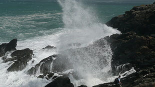 ocean crashing on rocks during daytime HD wallpaper