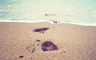 footprints on the sand HD wallpaper